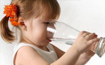 宝宝喝什么水最好 什么水不能给宝宝喝