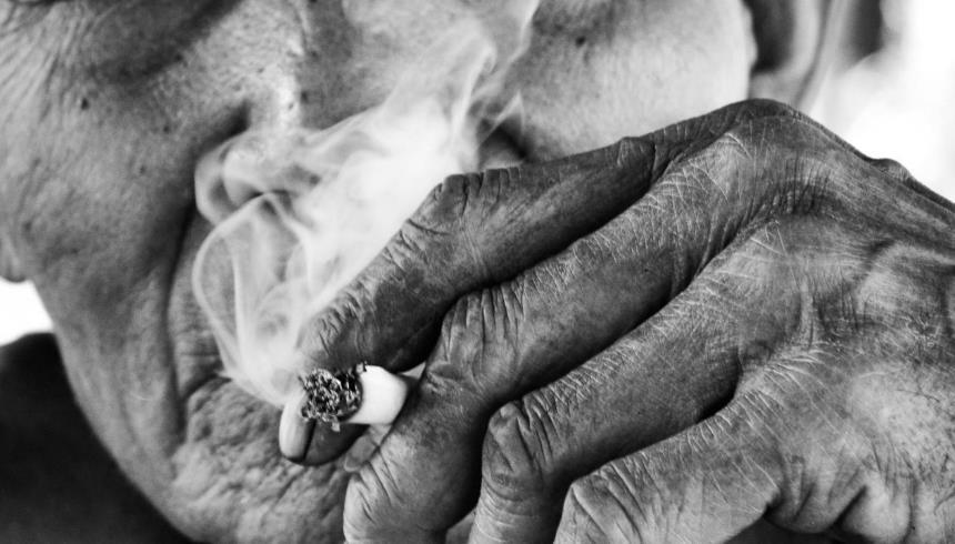 为什么很多老烟民咳嗽总好不了？可能和“痰热”有关	